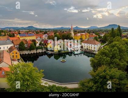 Der Mühlenteich (Malom-tó) in Tapolca. Der See ist von antiken Gebäuden und hohen Steinmauern umgeben, ist der beliebteste Ort der Stadt. Unglaublich Stockfoto