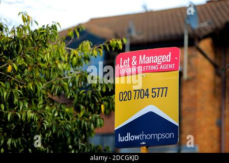 Ein ÔLet und ManagedÕ Immobilienmakler Schild vor einem Grundstück in London errichtet. Stockfoto