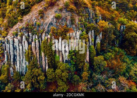 Der Saint Gerorge ist ein etwa 4 Millionen Jahre alter Vulkanhügel. Der ungarische Name ist Szent György hegy. Es gibt die ikonische riesige Basaltsäule Stockfoto