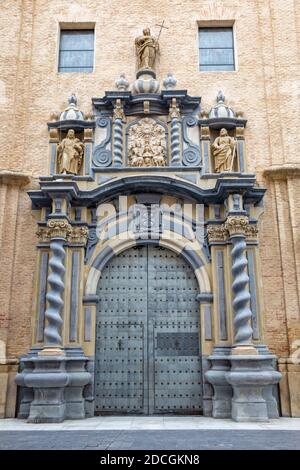 ZARAGOZA, SPANIEN - 2. MÄRZ 2018: Das barocke Portal der Kirche Iglesia de San Felipe y Santiago el Menor. Stockfoto