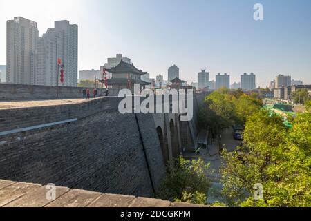 Blick auf die prunkvolle Stadtmauer von Xi'an, Provinz Shaanxi, Volksrepublik China, Asien Stockfoto