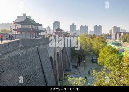 Blick auf die prunkvolle Stadtmauer von Xi'an, Provinz Shaanxi, Volksrepublik China, Asien Stockfoto