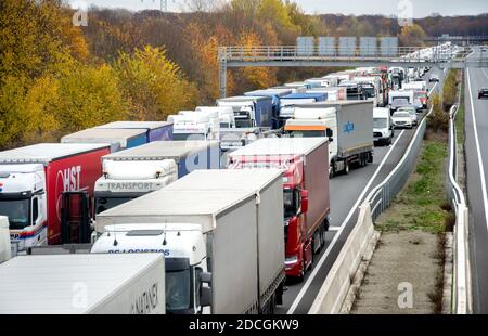 Lehrte, Deutschland. November 2020. Zahlreiche Fahrzeuge stehen vor der Abfahrt auf der Autobahn A2 in der Nähe der Anschlussstelle lehrte in einem Stau. Da Hochspannungsleitungen ausgetauscht werden, wird die Autobahn A2 an diesem Wochenende in beiden Richtungen nahe der Anschlussstelle lehrte gesperrt. Quelle: Hauke-Christian Dittrich/dpa/Alamy Live News Stockfoto