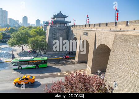 Blick auf die Stadtmauer von Xi'an, Provinz Shaanxi, Volksrepublik China, Asien Stockfoto