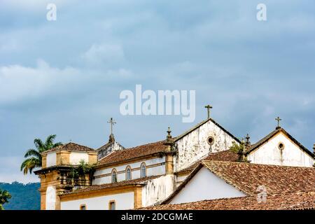 Rückansicht der alten Kolonialstil Kirche und Dächer in Das historische Zentrum von Paraty in bewölktem Tag Stockfoto