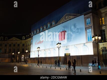 Cartier Anzeige auf einer Renovierungsstelle, Place Vendome (Platz), Paris, Frankreich. Luxuriöseste Einkaufsmöglichkeit in der französischen Hauptstadt. Winterurlaub Stockfoto