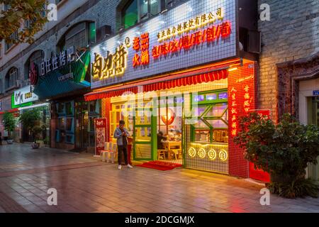 Restaurants in Chengdu bei Nacht, Provinz Sichuan, Volksrepublik China, Asien Stockfoto