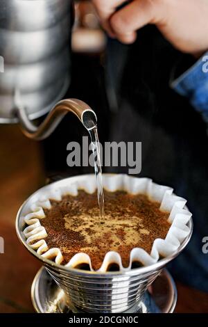 Tropfen gefilterter Kaffee brühen Stockfoto