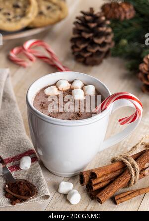 Tasse heiße Schokolade mit Zuckerrohr und Marshmallows auf Ein rustikaler Holztisch Stockfoto