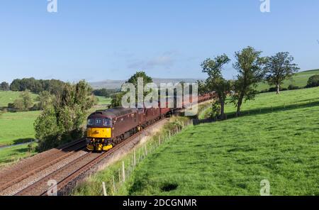 Der Scarborough Spa Express Charterzug fährt durch die Aire Tal mit einer West Coast Eisenbahnen der Baureihe 33 Lokomotive führend Stockfoto