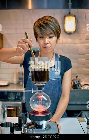 Großbritannien / England / London /Barista macht einen Siphon-Kaffee.Barista macht Siphon-Kaffee Stockfoto