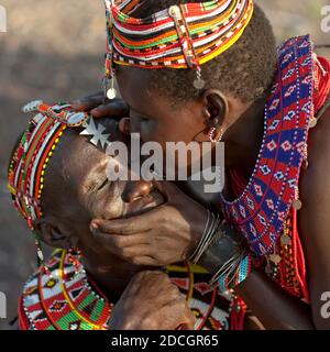 El molo Stammesfrauen, die ihre Augen vor Staub reinigen, Rift Valley Province, Turkana Lake, Kenia Stockfoto