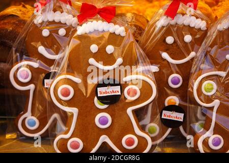 Deutsche Lebkuchenmänner in einer Bäckerei. Sie sind bei Kindern beliebt und werden traditionell zu Weihnachten, zum Nikolastag oder zum Martinsfest gebacken. Stockfoto