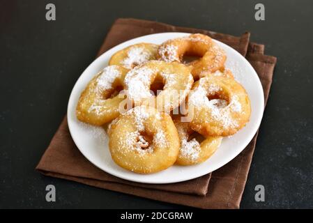 Hausgemachte Donuts auf weißem Teller auf dunklem Stein Hintergrund Stockfoto