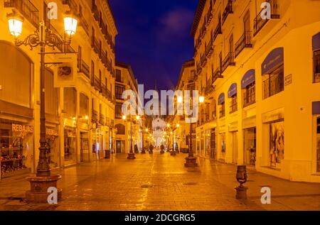 ZARAGOZA, Spanien - 3. MÄRZ 2018: Die Kathedrale Basilica del Pilar und der Calle de Alfonso I eine tdusk. Stockfoto