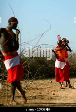 Samburu Stamm Mann und Frauen in traditioneller Kleidung, Samburu County, Maralal, Kenia Stockfoto