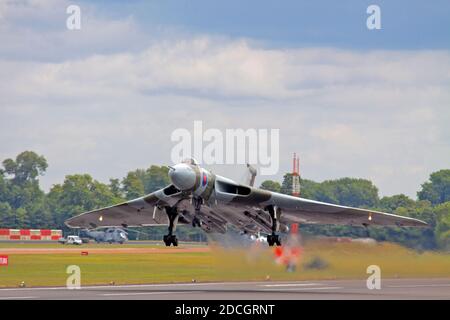 Ehemalige Royal Air Force Avro Vulcan B2 Seriennummer XH558 Start von der Start- und Landebahn der Royal International Air Tattoo bei RAF Fairford am 20 Stockfoto