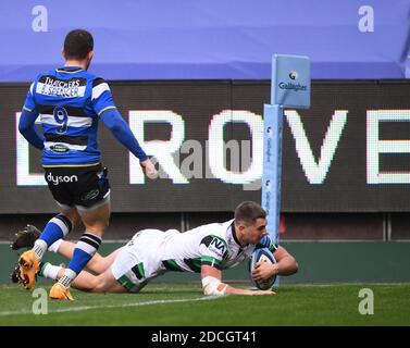 Erholungsgebiet, Bath, Somerset, Großbritannien. November 2020. Englische Premiership Rugby, Bath versus Newcastle Falcons; Ben Stevenson von Newcastle Falcons punktet in der Ecke unter Druck von Ben Spencer von Bath Credit: Action Plus Sports/Alamy Live News Stockfoto