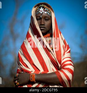 Portait einer jungen Rendille-Stammesfrau mit einem Schal auf dem Kopf, Marsabit County, Marsabit, Kenia Stockfoto