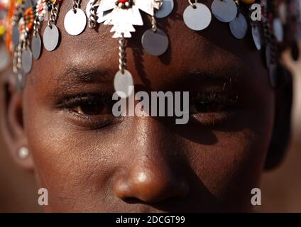 Portait eines jungen Rendille-Stammes-Mädchens mit silberner Kopfbedeckung, Marsabit County, Marsabit, Kenia Stockfoto