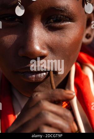 Portait einer jungen Rendille-Stammesfrau mit einem Holzstock im Mund, Marsabit County, Marsabit, Kenia Stockfoto