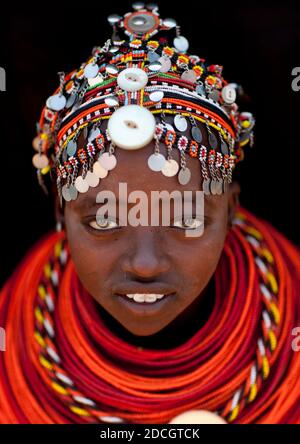 Porträt einer jungen Rendille-Stammesfrau mit Perlenkopfbedeckung, Marsabit County, Marsabit, Kenia Stockfoto