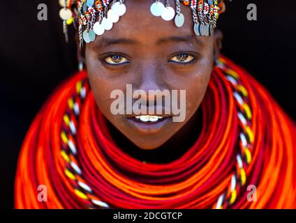 Porträt einer jungen Frau des Rendille-Stammes mit Perlenketten, Marsabit County, Marsabit, Kenia Stockfoto