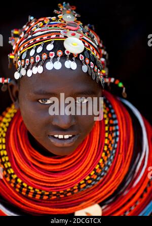 Porträt einer jungen Frau aus dem Rendille-Stamm mit perlengeperlten Neckalces, Marsabit County, Marsabit, Kenia Stockfoto