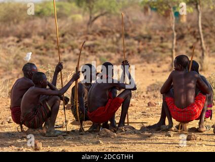 Pokot Stamm Männer metting unter einem Baum, Baringo County, Baringo, Kenia Stockfoto