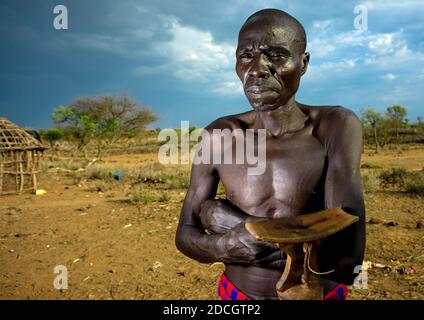 Porträt eines Pokot-Stammes-Mannes mit Holzkissen, Baringo County, Baringo, Kenia Stockfoto