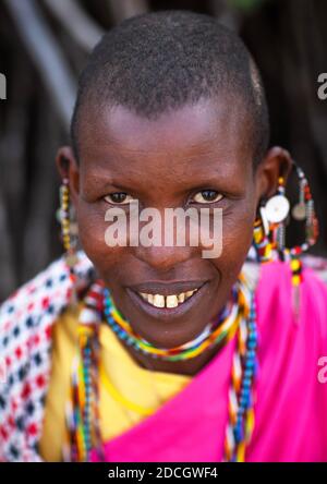 Porträt einer Maasai-Stammesfrau mit Perlen-Ohrringen, Rift Valley Province, Maasai Mara, Kenia Stockfoto