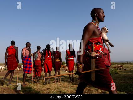 Maasais Stammesmänner in traditioneller Kleidung, Kajiado County, Amboseli Park, Kenia Stockfoto