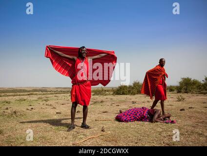 Maasai Stamm Männer Porträt in traditioneller Kleidung, Rift Valley Province, Maasai Mara, Kenia Stockfoto