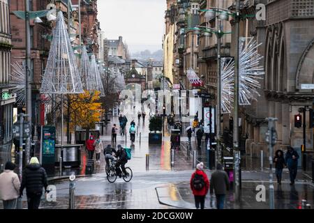 Glasgow, Schottland, Großbritannien. 21. November 2020. Blick auf Samstagnachmittag im Stadtzentrum von Glasgow am ersten Tag der Sperre auf Ebene 4. Geschäfte und Geschäfte, die nicht unbedingt notwendig sind, haben geschlossen. Und die Straßen sind sehr ruhig. Abgebildet; Buchanan Street ist viel ruhiger als normal.Iain Masterton/Alamy Live News Stockfoto