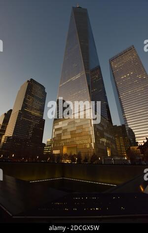 New York, USA - 30. November 2019. Nachtansicht am Ground Zero - 9,11 Memorial im World Trade Center im Finanzdistrikt, Lower Manhattan, New York Stockfoto
