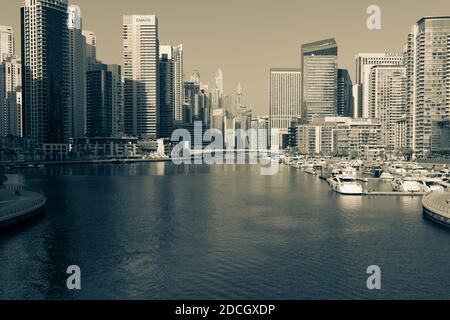 'Dubai, Dubai/Vereinigte Arabische Emirate - 10/29/2020: Dubai Marina Schwarz-Weiß-Ansicht während des Tages in der Jumeriah-Gegend mit Blick auf die Wolkenkratzer, sk Stockfoto