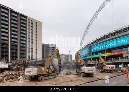 Wembley Stadium, Wembley Park, Großbritannien. 21. November 2020.die Arbeiten am Wochenende gehen weiter, um den legendären Radweg des Wembley Stadions abzureißen und Platz für neue olympische Stufen zu schaffen. Der Abriss des 46 Jahre alten Gehwegs Twin Ramp Fußgängerweges (erbaut 1974, um den Fußgängerzugang zum alten Stadion über einen nicht mehr existierenden Busparkplatz zu erleichtern) begann am Donnerstag, dem 19. November und der Verbindungsabschnitt wurde bereits abgebrochen. Nur ein Mangel an Metall und Schutt. Der Bau der Schritte, die die Menschen von der olympischen Straße zum Nationalstadion führen wird, ist bereits zu 25% abgeschlossen. Amanda Rose/ Stockfoto