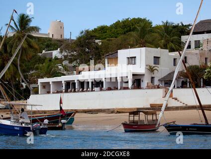 Boote vor dem Peponi Hotel, Lamu County, Shela, Kenia Stockfoto