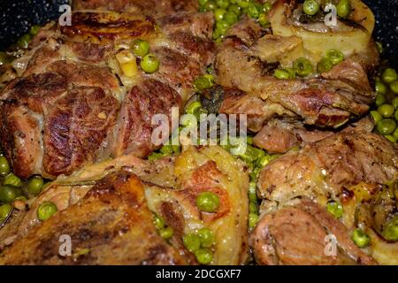 Ossobuco alla Milanese. Traditionelles Mailänder Rezept, das in der Regel von einem Safranrisotto begleitet wird. Der starke Geschmack ist perfekt für Wintermittags t Stockfoto