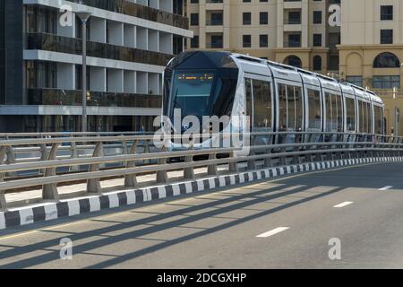 'Dubai, Dubai/Vereinigte Arabische Emirate - 10/29/2020: RTA Straßenbahn oder Zug auf Gleisen über die Brücke in der Dubai Marina Jumeriah Gegend' Stockfoto