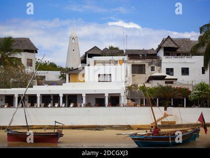 Peoponi Hotel und die freitagsmoschee hinten, Lamu County, Shela, Kenia Stockfoto