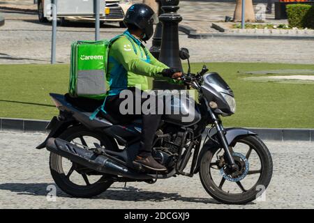 'Dubai, Dubai/Vereinigte Arabische Emirate - 10/29/2020: Umweltfreundliches, umweltfreundliches Careem-Liefermotorrad in der Dubai Marina Jumeriah Area' Stockfoto