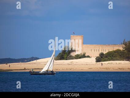 Dhow segelt entlang der Küste vor Fort Hotel, Lamu County, Shela, Kenia Stockfoto