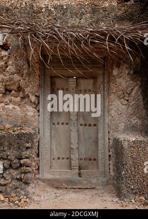 Geschnitzte hölzerne Eingangstür eines traditionellen Hauses, Lamu County, Siyu, Kenia Stockfoto