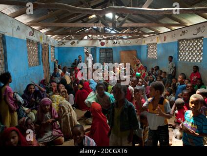 Kinder, die in einer Koranschule, Lamu County, Pate Island, Kenia, studieren Stockfoto