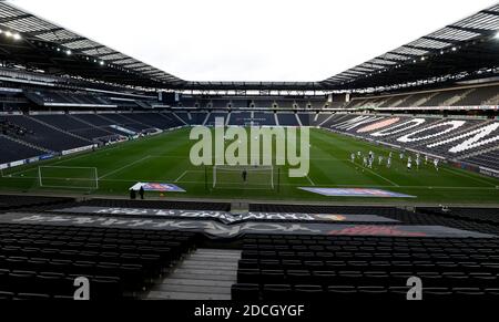 Gesamtansicht des Stadions ohne Fans, während sich die Spieler vor dem Sky Bet League One Match im Stadium MK, Milton Keynes aufwärmen. Stockfoto