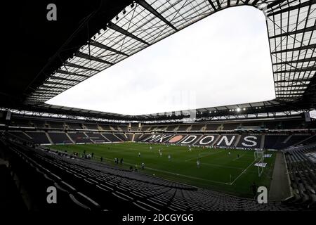 Gesamtansicht des Stadions ohne Fans, während sich die Spieler vor dem Sky Bet League One Match im Stadium MK, Milton Keynes aufwärmen. Stockfoto