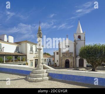 Portugal, Estremadura Region, Costa da Prata, Obidos, mittelalterliche Stadtmauer, die Kirche Santa Maria und der manuelinische Pranger Stockfoto