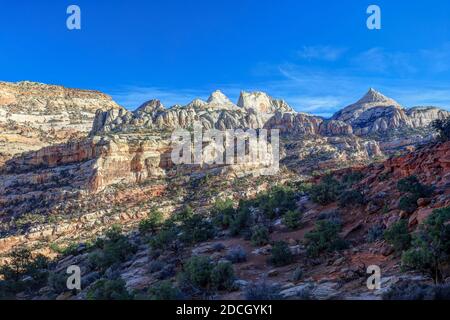Der Capitol Reef National Park befindet sich in der Mitte des 100 Meilen langen Waterpocket Fold, der zu einer der schönsten Landschaften der USA erodiert wurde. Stockfoto