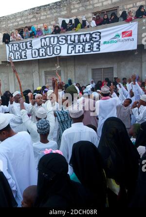Muslimische Menschen feiern das Maulid-Fest, Lamu County, Lamu, Kenia Stockfoto